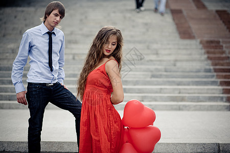 关系裙子红色青少年头发微笑气球男生女士女孩幸福图片