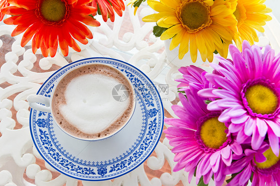 热巧克力和鲜花橙子杯子泡沫甜点飞碟棕色红色早餐美食白色图片