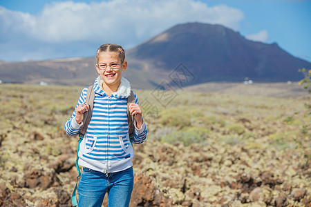 在山上旅行远足者追求活动女孩背包孩子们旅游运动休息女性图片