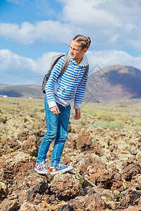 在山上旅行远足者游客青少年靴子追求女孩闲暇孩子们背包孩子图片