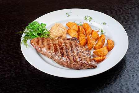 果汁牛肉牛排食谱厨房胡椒盘子午餐绿色植物牛扒木头美食桌子图片