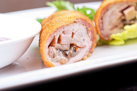 猪肉卷蔬菜小吃炙烤沙拉树叶猪肉美食盘子宏观餐厅图片