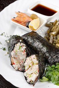 美味的鱼盘细绳蔬菜奶油韭葱盘子营养螃蟹午餐叶子沙拉图片
