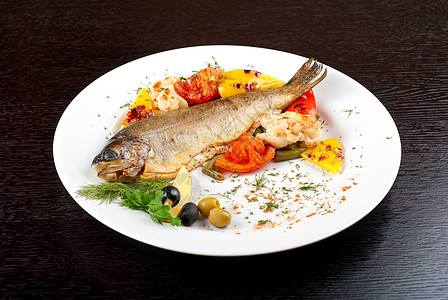 鳟鱼营养沙拉蔬菜油炸食物叶子胡椒柠檬美食盘子图片