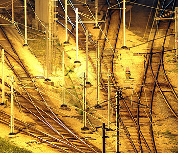 晚上在香港的火车轨上通道旅行车站技术过境铁路交通航程运输火车图片
