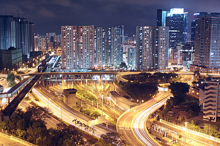 晚上的香港摩天大楼商业灯带房子交通中心时间高峰街道城市图片