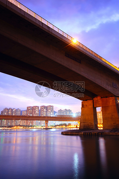 日落时桥运输橙子跨度地标景观蓝色电缆天际建筑反射图片