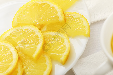 盘子上的柠檬片图片