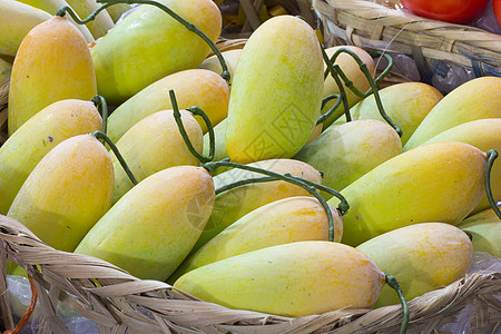 竹篮中黄黄芒果篮子小吃营养热带食物维生素植物白色种子早餐图片