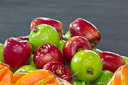 红苹果和绿苹果饮食叶子绿色白色甜点植物食物水果红色图片