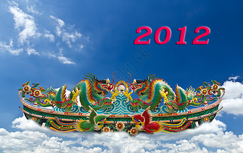 双龙雕像和2012年新年快乐金子艺术传统红色寺庙雕塑节日建筑学财富力量图片