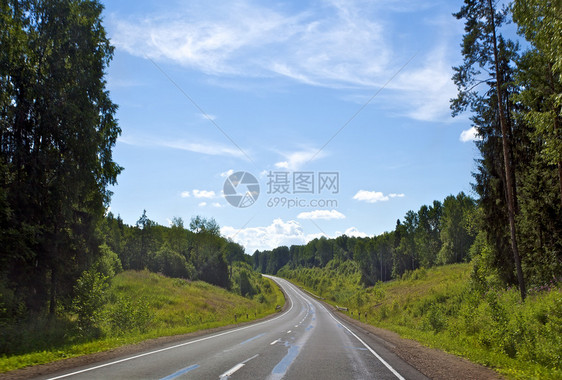 森林高速公路运动草地森林天空农村城市场景晴天地平线风景图片