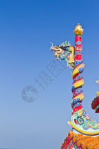 中国寺庙的蓝天对立龙雕像小路动物宗教建筑学祷告蓝色旅游天空装饰品收藏图片