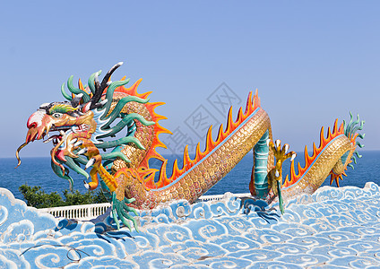 中国寺庙的蓝天对立龙雕像装饰品收藏旅游力量旅行天空动物雕塑蓝色艺术图片