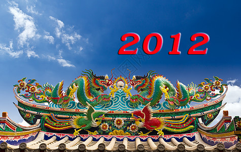 双龙雕像和2012年新年快乐建筑学动物寺庙节日艺术雕塑宗教财富金子红色背景图片