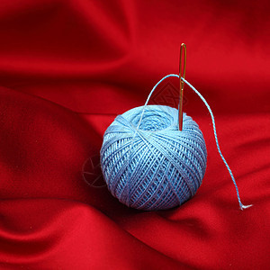 红色丝绸上的线衣服针线活工作细绳纺织品缝纫投标刺绣海浪织物图片