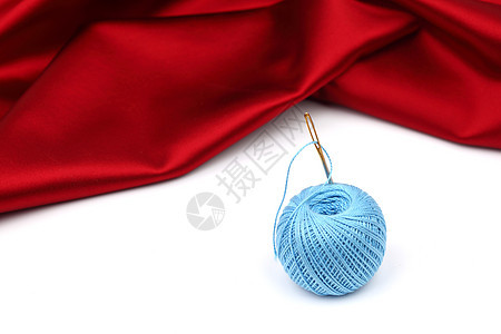 红色丝绸上的线缝纫织物布料刺绣手工业海浪爱好衣服维修工作图片