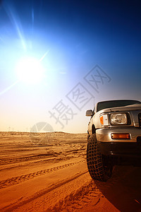 沙漠卡车力量越野车公用事业车辆沙丘土地波纹旅行海滩天空图片