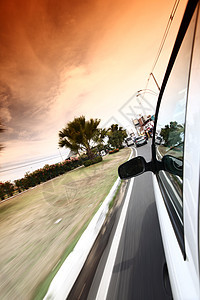 驾驶旅行运输天空蓝色街道风景速度玻璃镜子职业图片