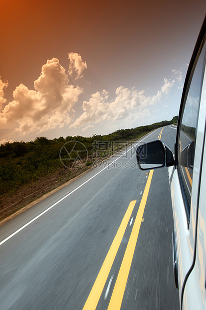 驾驶速度运输草地蓝色风景天空交通假期镜子玻璃图片