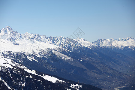 山上有高山太阳云杉全景蓝色阴霾旅行天空冻结滑雪板小路背景图片