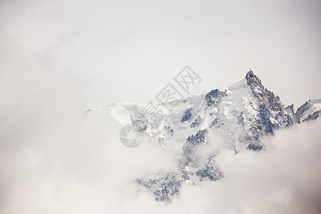 山上有高山岩石旅游暴风雪太阳远足阳光滑雪爬坡天空冻结图片