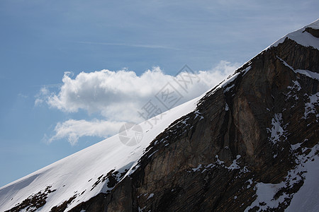 山上有高山滑雪顶峰运动单板爬坡活动季节蓝色暴风雪天空图片