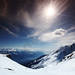 山上有高山蓝色太阳爬坡冰川岩石全景阳光单板运动暴风雪图片
