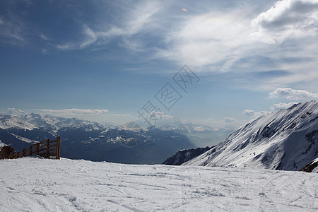 山上有高山远足滑雪活动太阳蓝色旅游天空岩石爬坡单板图片