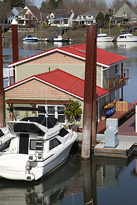 一个漂浮的家和一艘帆船 波特兰OR鸟类支撑钢梁树木人行道栅栏结构门廊邻里反射图片