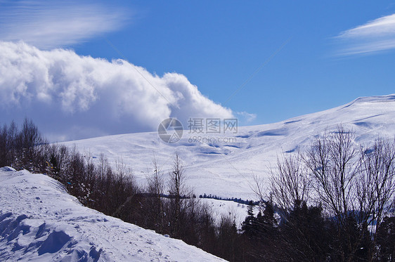 高加索山脉草地爬坡石头岩石地形天空峡谷阳光高山旅行图片