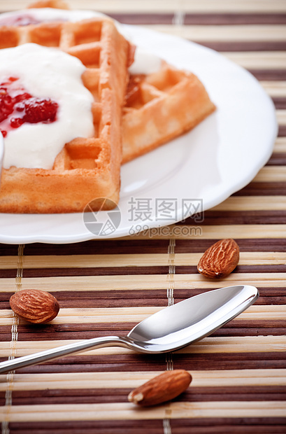 甜点加软松饼晶圆盘子浆果竹子照片面包奶制品食品杏仁食物图片