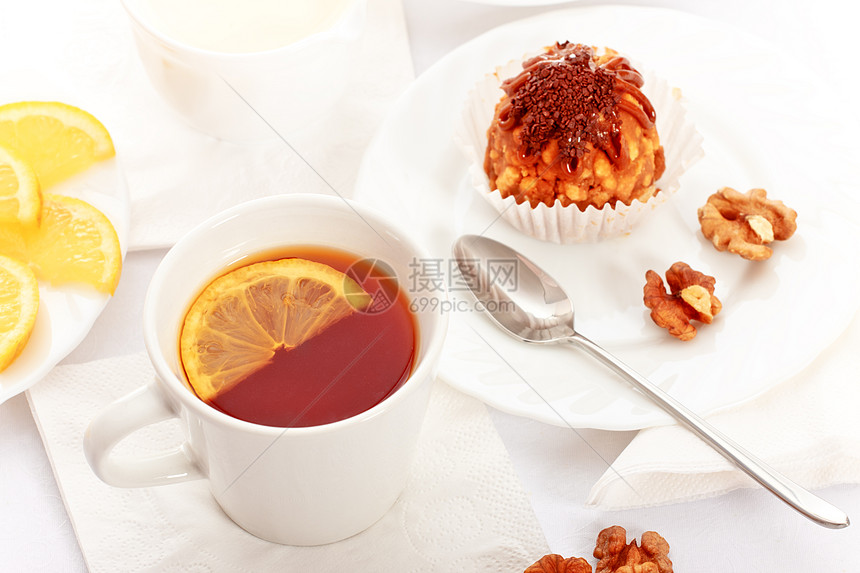 有蛋糕的茶盘子飞碟水壶吃饭甜点坚果早餐桌子奶制品杯子图片