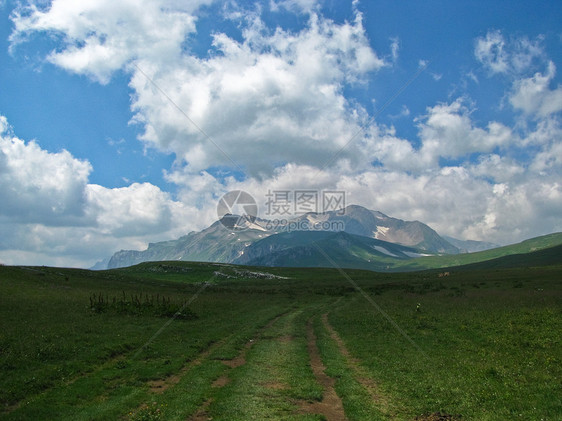 高加索山脉石头爬坡高度树木天空荒野地形旅行全景土地图片