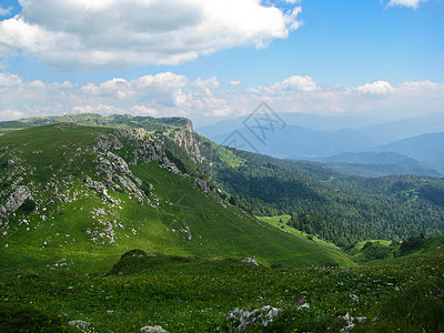 高加索自然保护区壮丽的山地风景图阳光山脉蓝色草地荒野山峰天空岩石峡谷石头图片