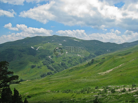 高加索自然保护区壮丽的山地风景图山峰岩石土地峡谷山脉天空蓝色爬坡高度森林图片