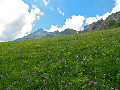 高加索自然保护区壮丽的山地风景图蓝色冰川全景高山山峰岩石高度草地荒野地形图片