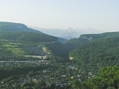 高加索山脉路线登山植物群解脱河流石头距离旅行风景山脉图片