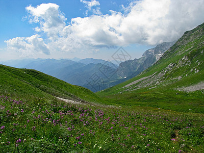 高加索山脉岩石爬坡旅行阳光天空草地荒野蓝色冰川石头图片