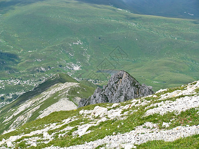 高加索自然保护区壮丽的山地风景图草地山脉天空山峰树木荒野峡谷石头阳光全景图片