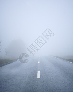 雾路水平反光镜近视沥青田园薄雾道路乡村风光天气图片