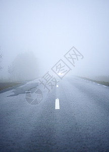 雾路田园近视危险风光小路街道卡车薄雾道路水平图片