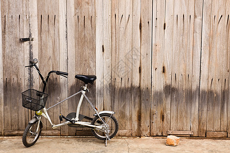 带木门的小自行车图片