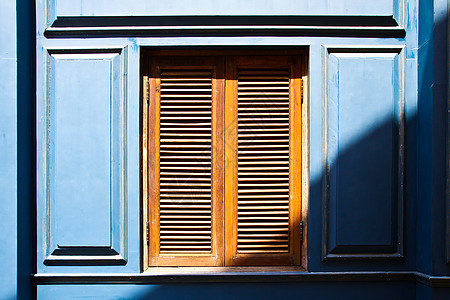 蓝色墙上的木窗窗格窝棚长方形窗户景点木头木纹图片