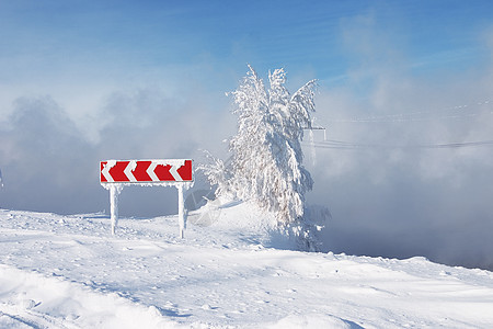 冰冻和下雪的导游路标志图片