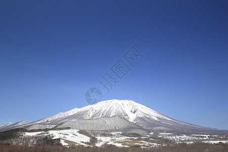 以岩瓦特山对抗蓝天阴影朝霞雪原粉雪图片