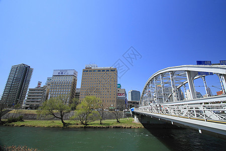 蓝色天空中的森冈市建筑商业城市蓝天公寓图片