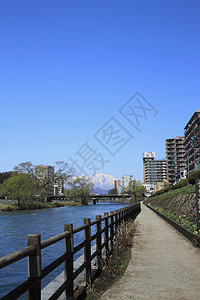 Mt iwate和Morioka市对抗蓝天公寓建筑蓝色商业城市图片