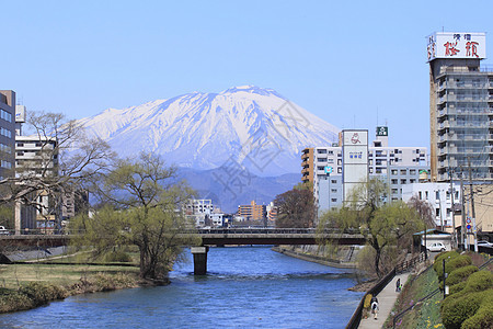 Mt iwate和Morioka市对抗蓝天商业城市公寓建筑蓝色图片