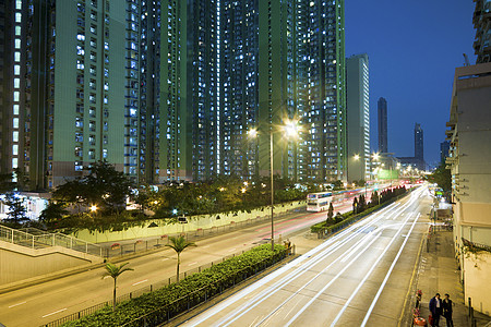 市内沿公路的夜间交通图片